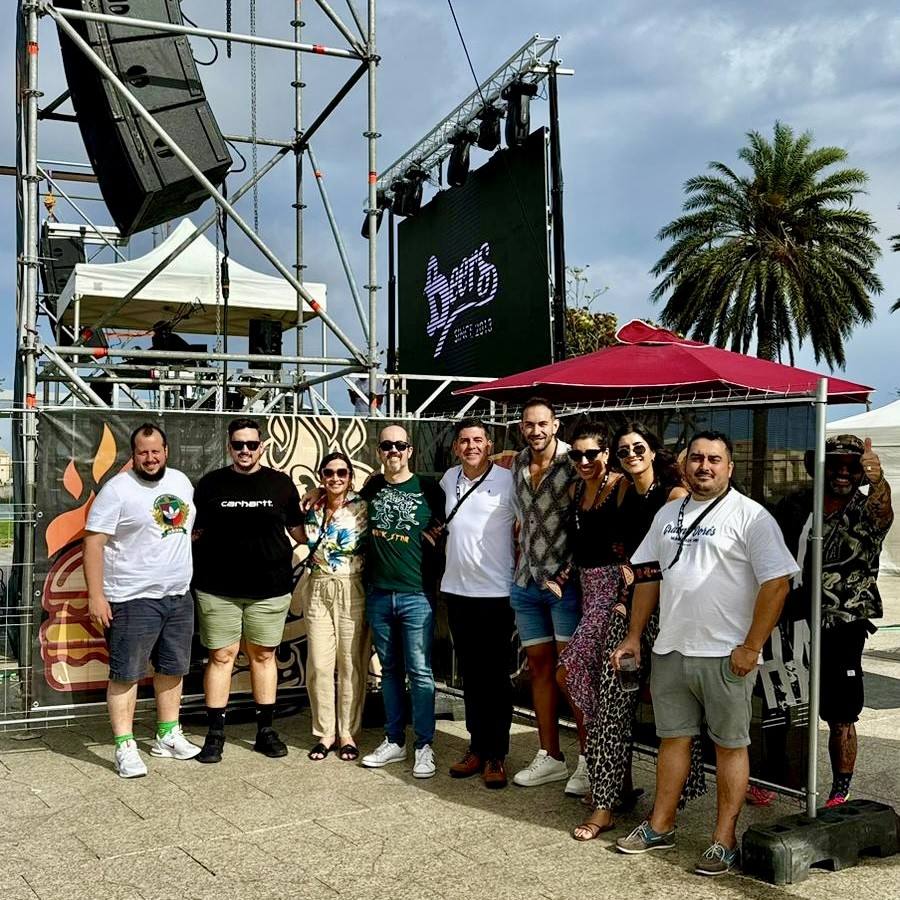 De izquierda a derecha el jurado del Burguer Fest Las Palmas, Oswaldo, Óscar, Vanesa, Juan, Mulchand, Iván, Patricia, Patricia y Gabriel