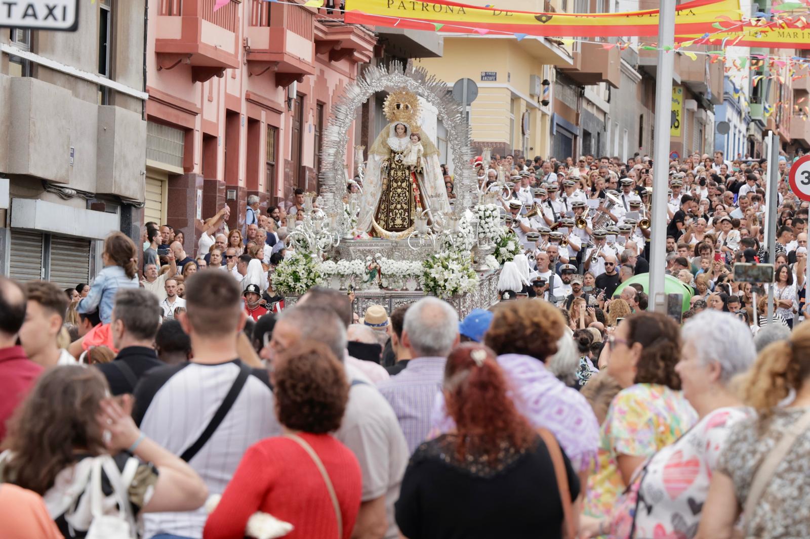 La Isleta sale a la calle para celebrar la procesión marítima del Carmen