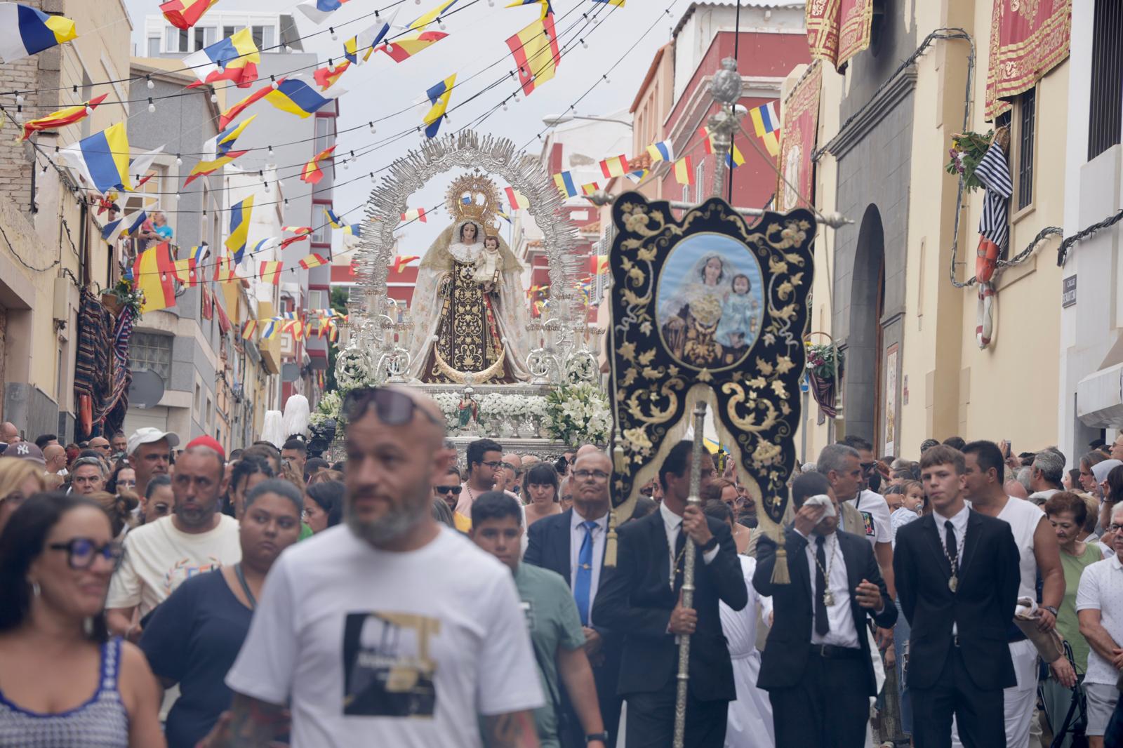La Isleta sale a la calle para celebrar la procesión marítima del Carmen