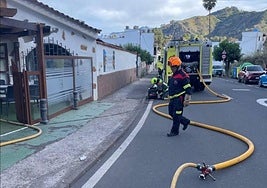 Imagen de la actuación de los bomberos en el restaurante El Secuestro de Teror.
