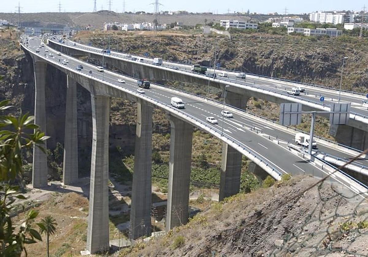 Vista de las dos calzadas de la GC-3 a su paso por el barranco Guiniguada.
