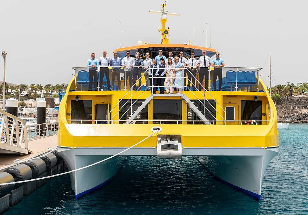 Tripulación y representantes de la naviera, antes del viaje inaugural de este lunes entre Corralejo y Playa Blanca.