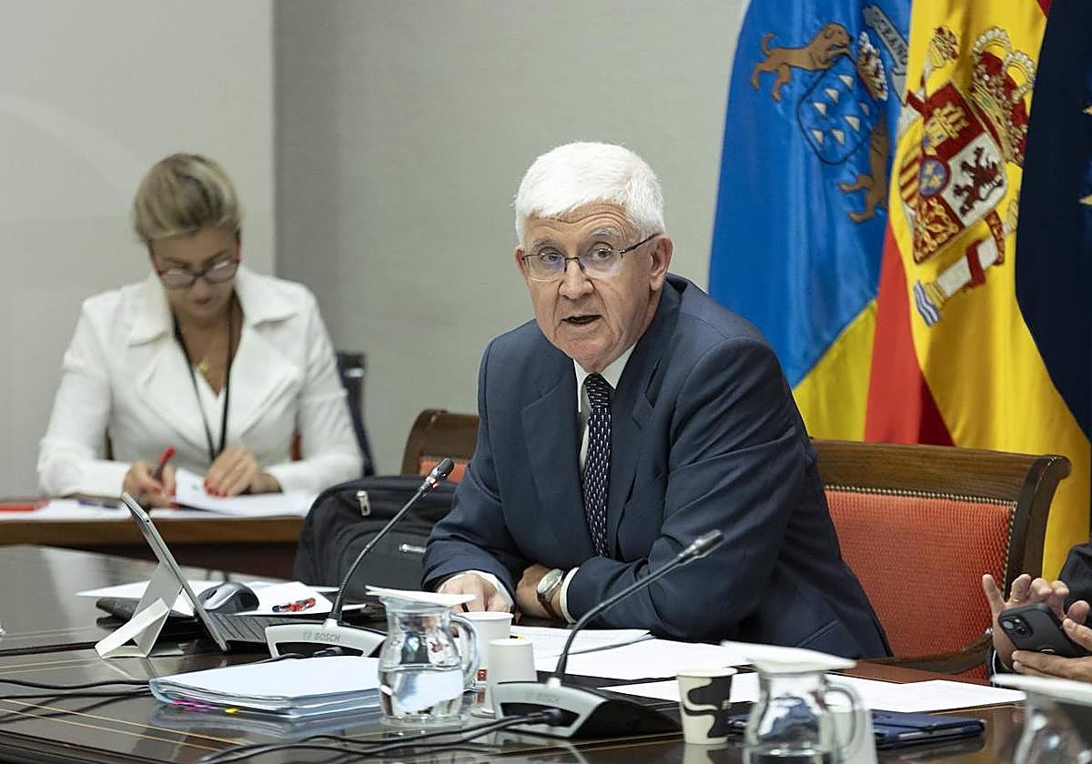 El presidente de la Audiencia de Cuentas de Canarias, Pedro Pacheco González, en comisión parlamentaria.