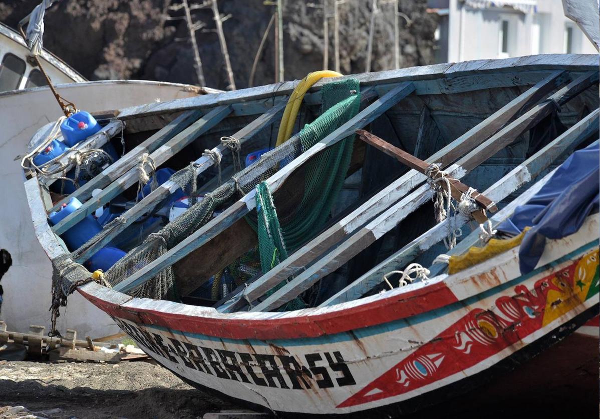 Una patera en la isla de El Hierro.