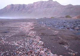 Microplásticos en la playa de Famara, en Lanzarote.
