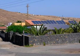 Placas solares en el techo de una vivienda de Fuerteventura.