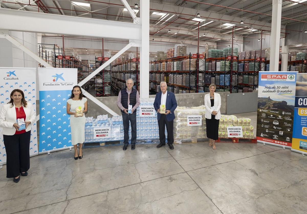 SPAR Gran Canaria entrega 1.800 kilos de leche y gofio a la iniciativa solidaria 'Ningún hogar sin alimentos'