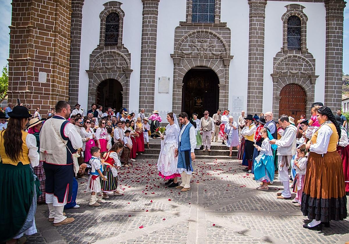 La salida de Samuel y Yésica de la basílica de Teror.