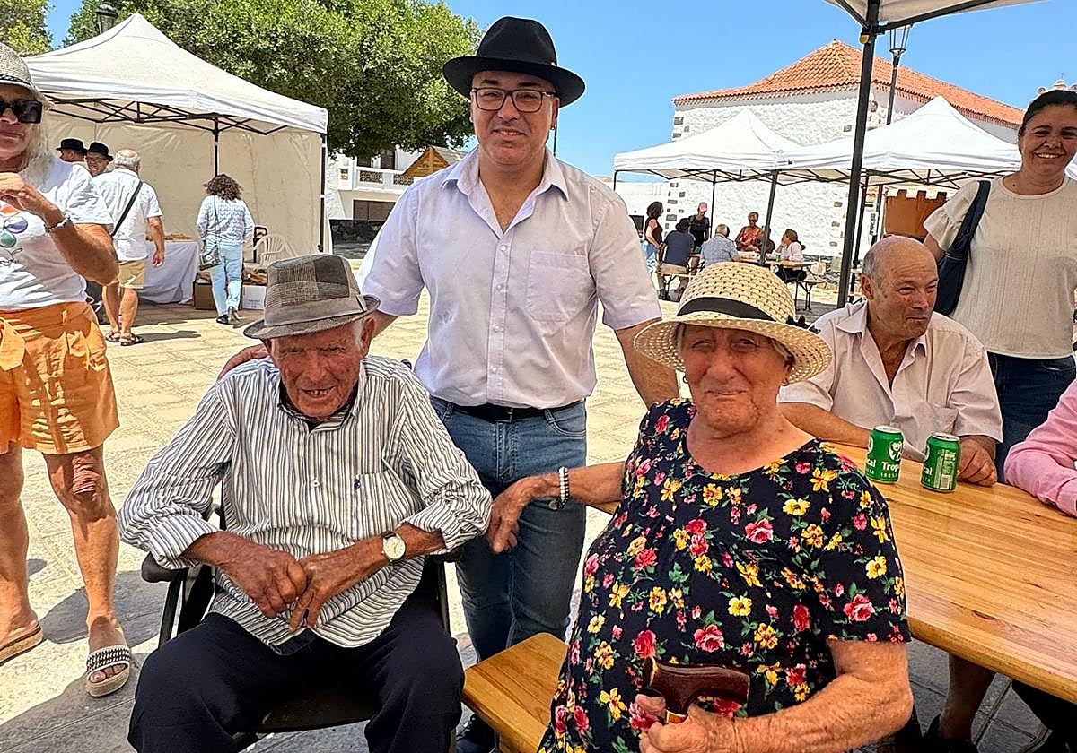 Antoñito y Asunción, con el nuevo alcalde de Betancuria, Enrique Cerdeña, en el mercadillo artesanal de Vega de Río Palmas.