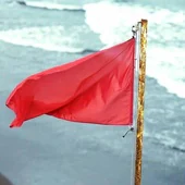Bandera roja en un arenal canario