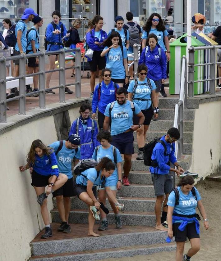 Imagen secundaria 2 - Los 45 participantes realizando actividades en Playa Chica.