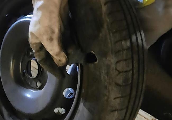 Detalle del neumático rajado.