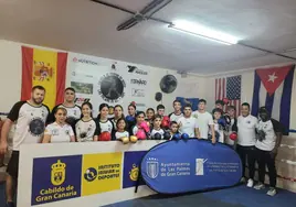 Juan Bordón y Olivia Díaz, con los entrenadores y alumos de la Escuela de Verano de Boxeo.
