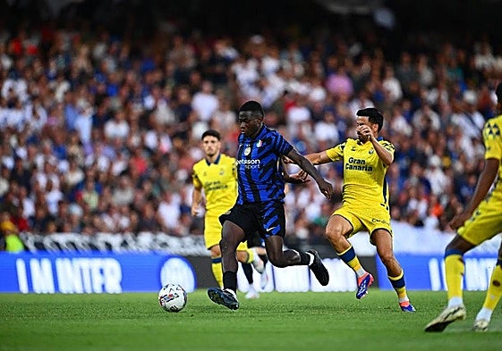 Javi Muñoz, en disputa por el esférico.