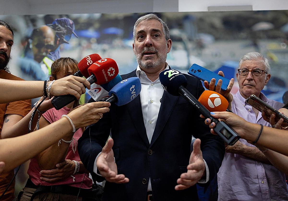 El presidente canario, Fernando Clavijo, en declaraciones a medios tras la reunión de este lunes.