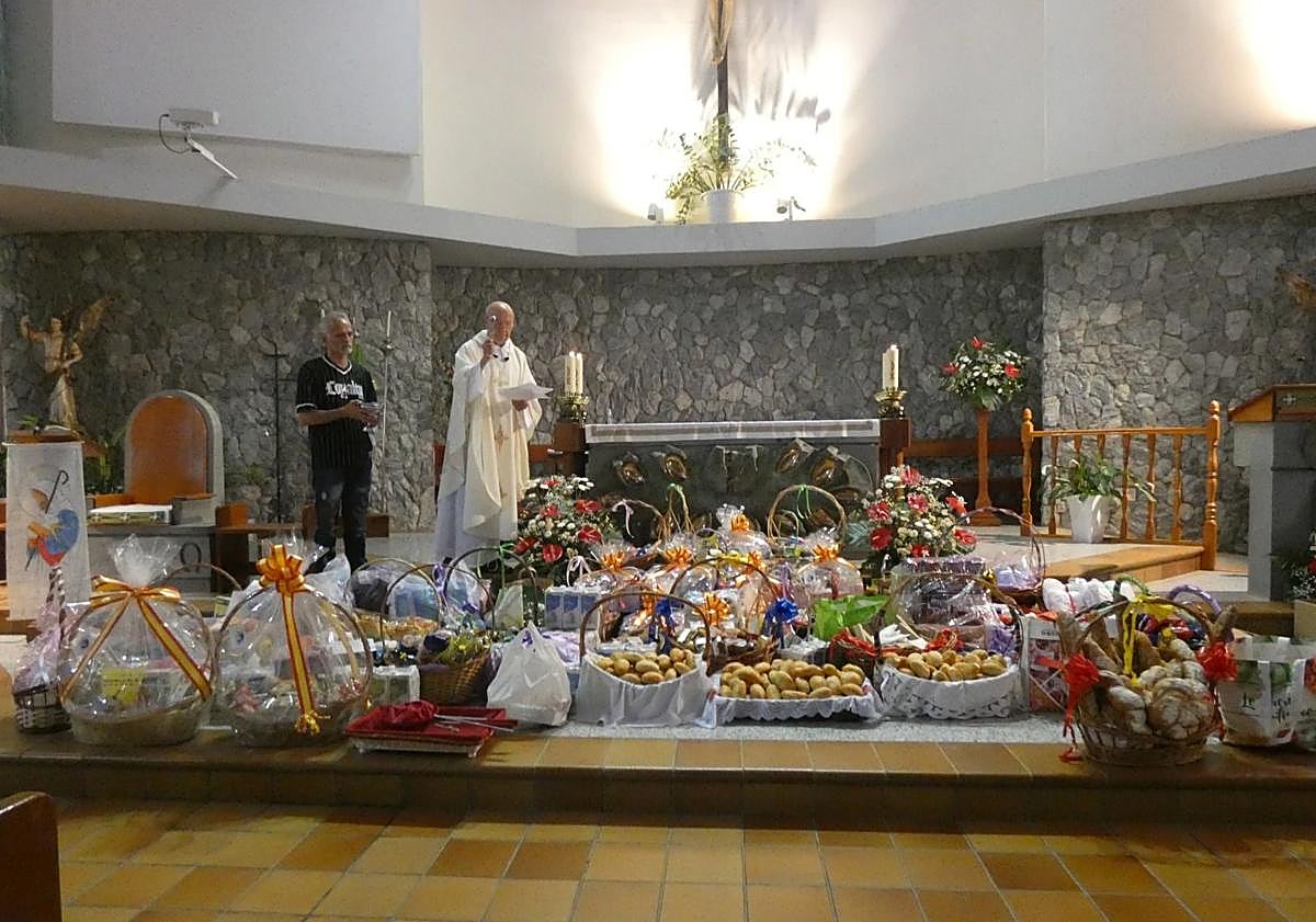 Imagen principal - Distintos momentos de la celebración. 