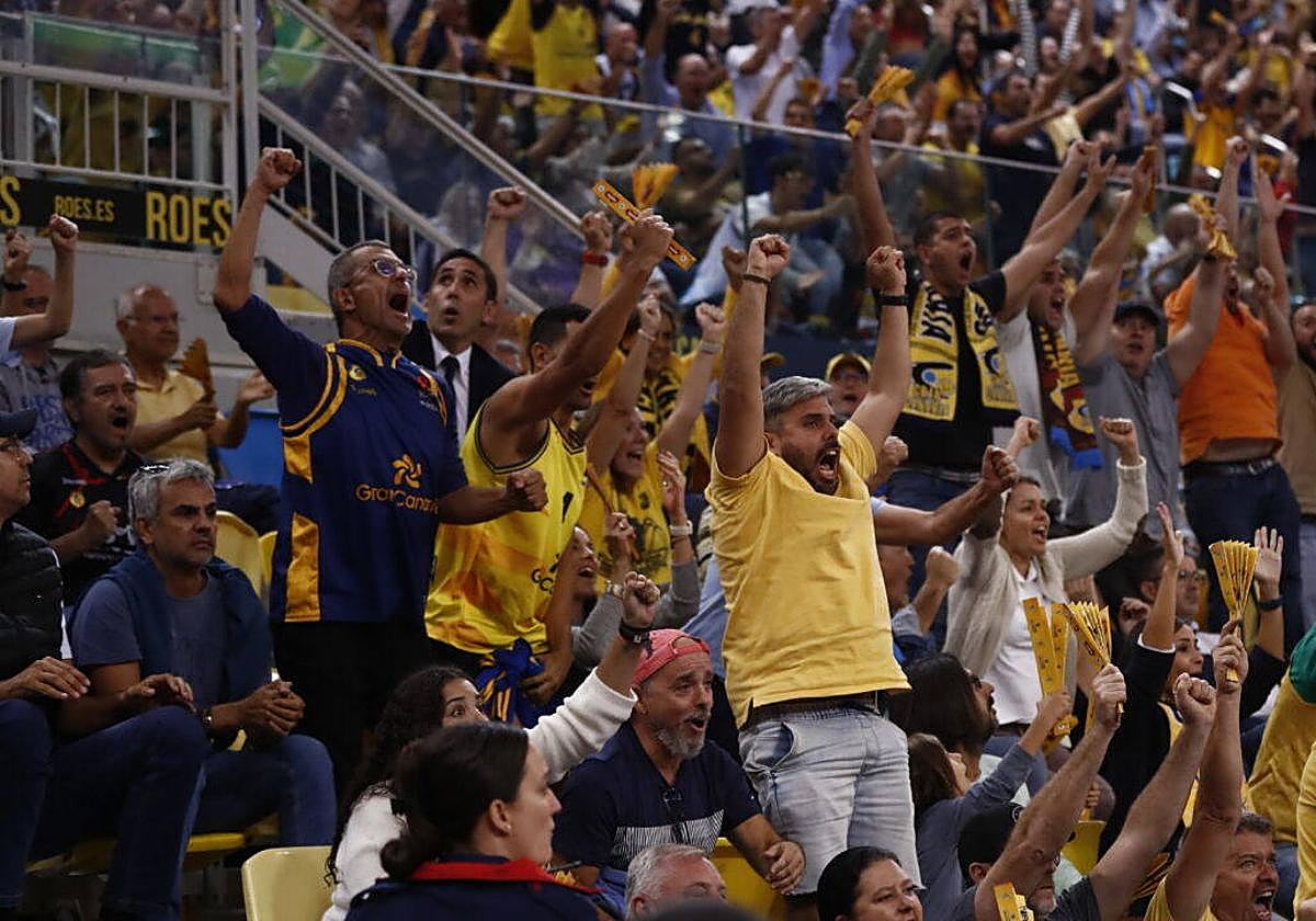 Aficionados del Dreamland Gran Canaria celebrando en el Arena.