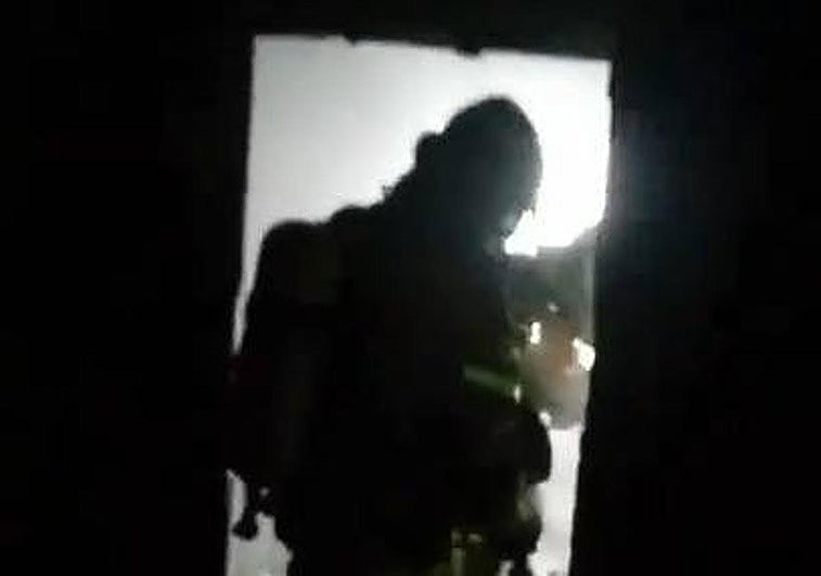 Bomberos mostrando el interior de la vivienda afectada.