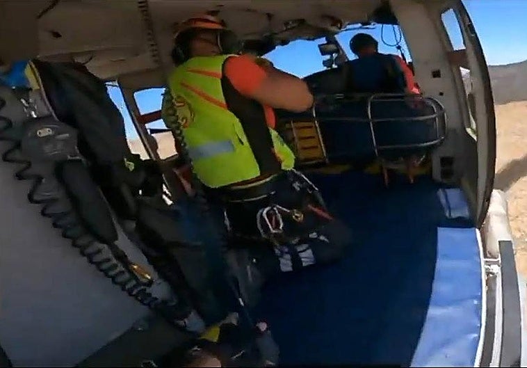 El helicóptero del Grupo de Emergencias y Salvamento en el rescate.