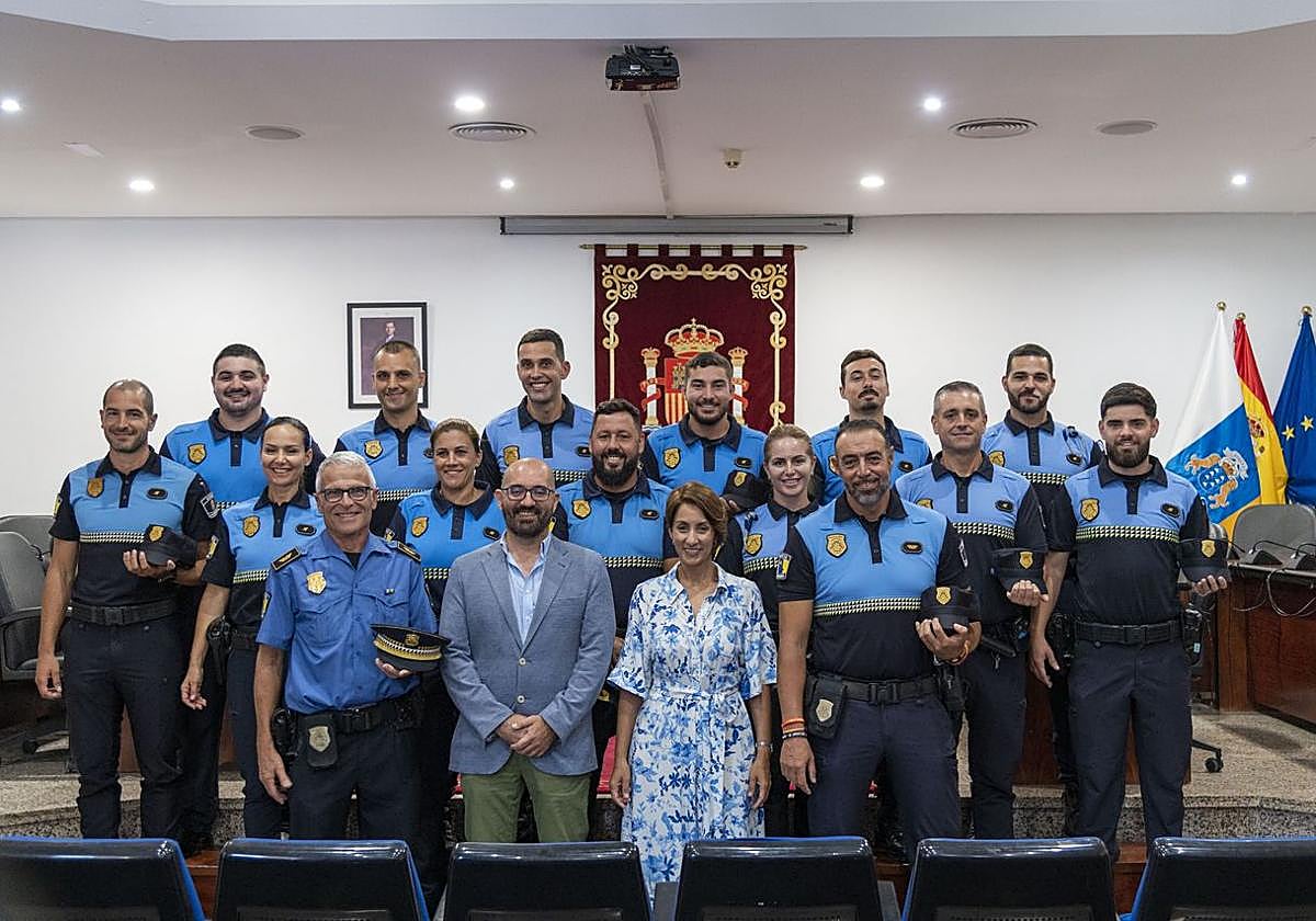 La alcaldesa, el secretario municipal, el jefe accidental de la Policía Local y el subinspector posa con los nuevos agentes.