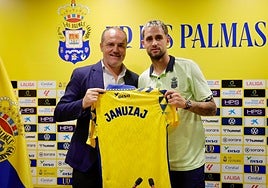 Januzaj posa con su camiseta durante la presentación.