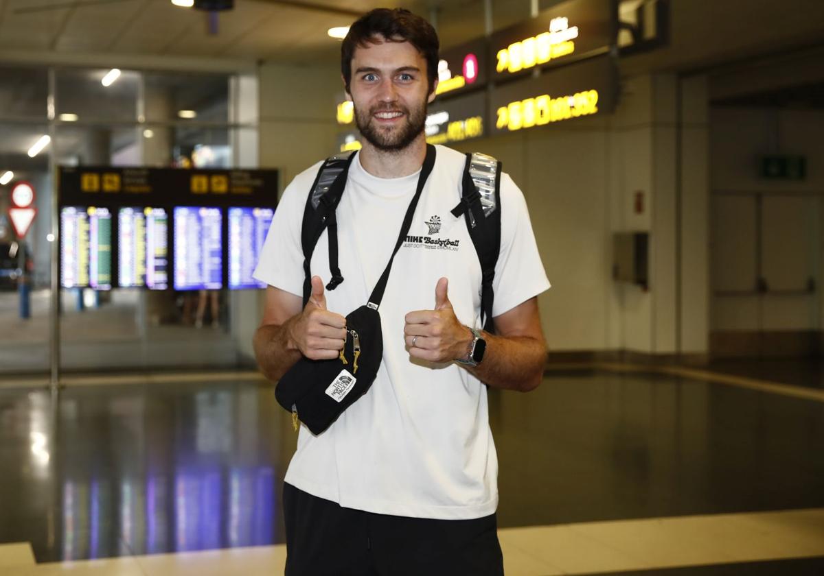 El jugador norteamericano Mike Tobey posa sonriente tras aterrizar en Gran Canaria este martes.