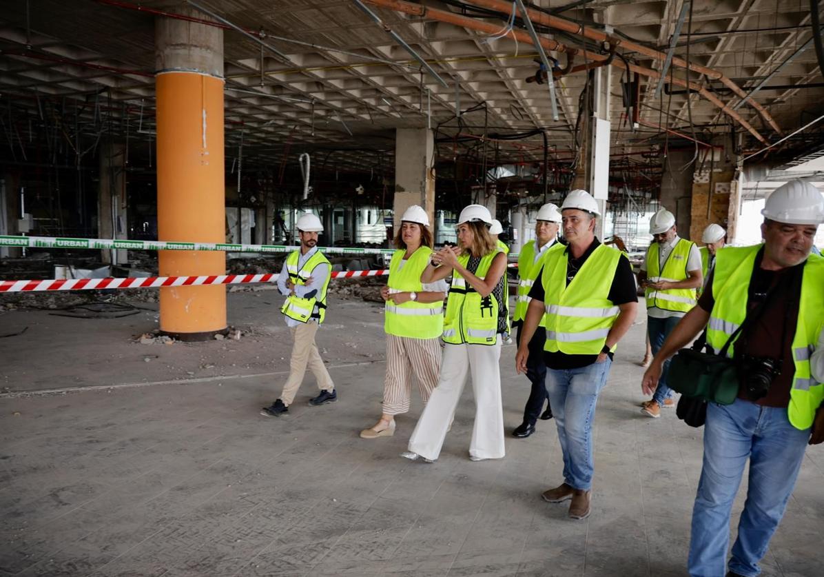 Calzada visita las obras del centro comercial El Muelle