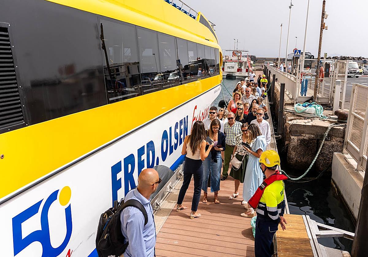 Pasajeros en fila para acceder al Buganvilla Express.
