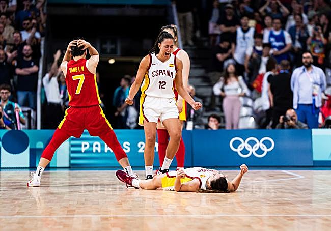 Maite Cazorla celebra con Leonor Rodríguez en el suelo.
