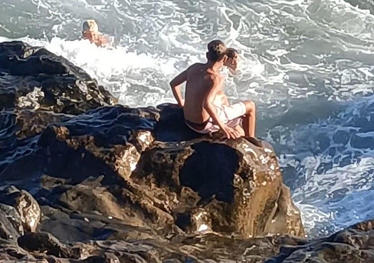 Personas en apuros en el mar.