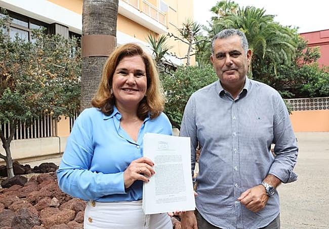 Jimena Delgado e Ignacio Guerra posan con la denuncia presentada en Fiscalía.