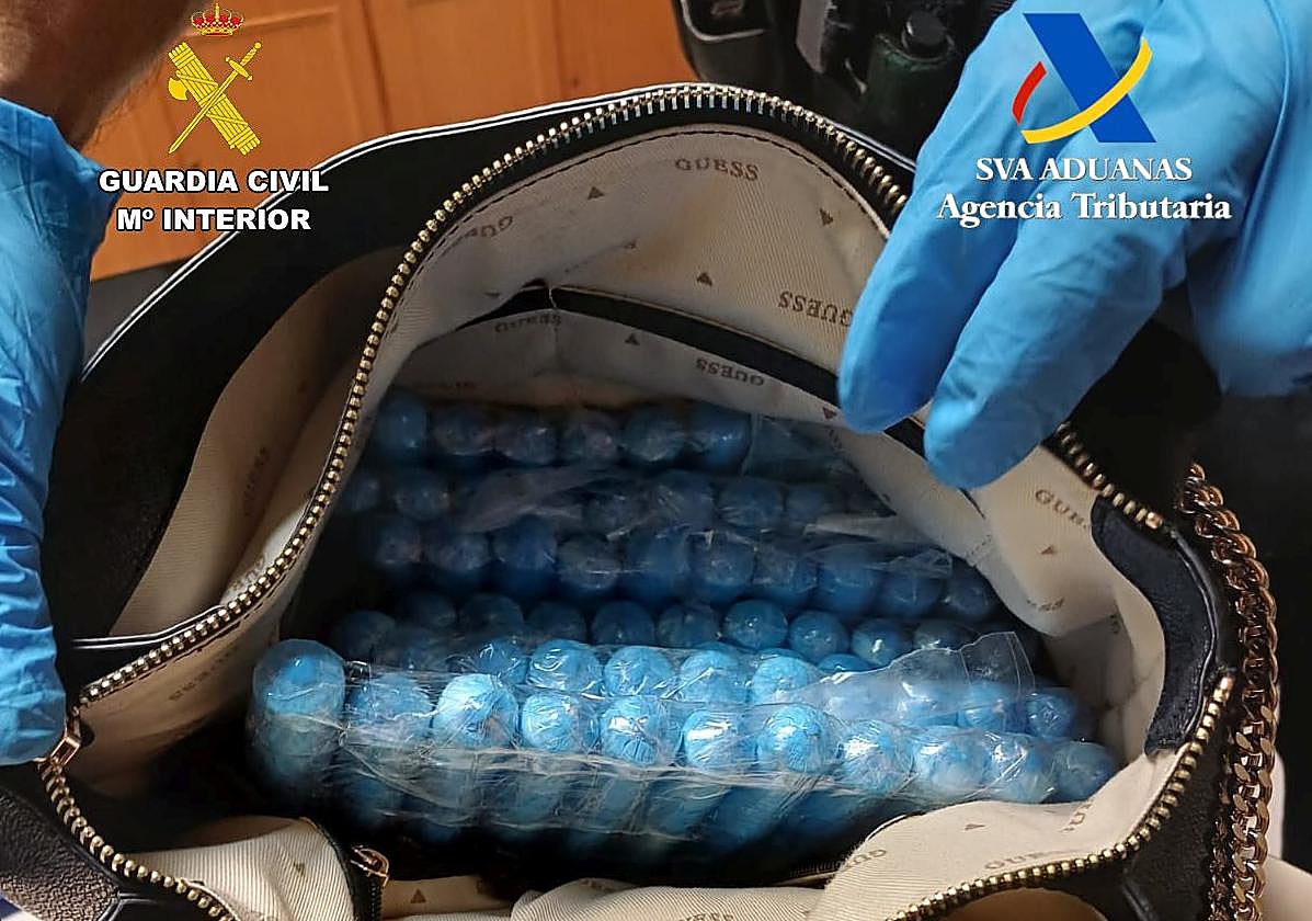 Pillan a una pasajera en el aeropuerto de Lanzarote con 1,6 kilos de cocaína en su equipaje