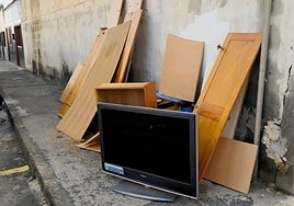 Los enseres abandonados en la vía pública.