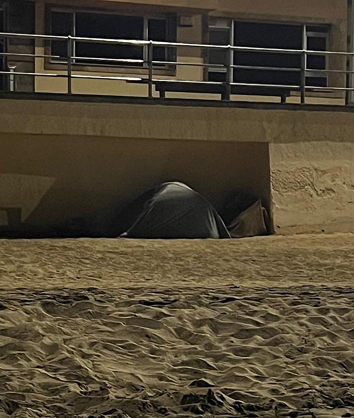 Imagen secundaria 2 - Malestar vecinal con los &#039;acampados&#039; en Las Canteras