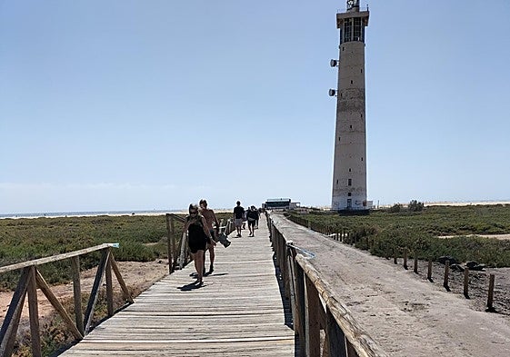 Pasarela cercana al faro de El Matorral, sin un trozo de barandilla.