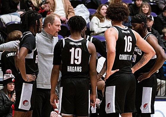 Jim Moran -segundo por la izquierda- da indicaciones ante la presencia de George Conditt IV -número 16- en un tiempo muerto.