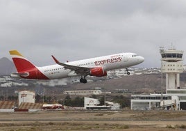 Avión de Iberia despegando.