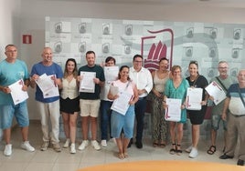 El alcalde David de Vera y la concejala Jenifer Pérez, con las presidentas y los presidentes de las asociaciones vecinales.