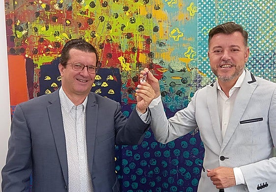 El alcalde y el consejero en la entrega simbólica de las llaves.