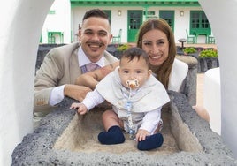 Acorán Álvarez y Sara Rodríguez junto al pequeño Enai Yeisei.