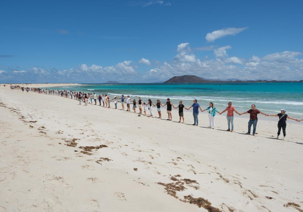 Cadena humana en las Grandes Playas de Corralejo en protesta por la minería en tierras raras.