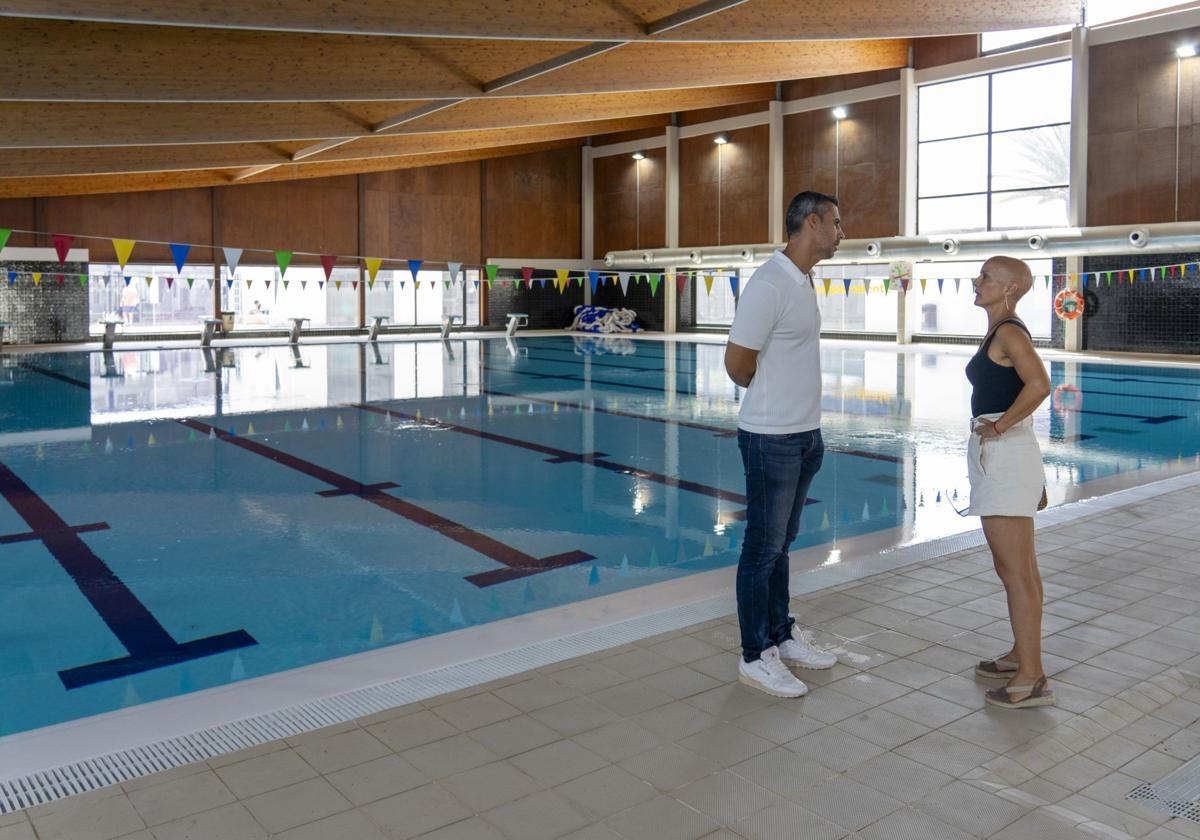 El alcalde Isaí Blanco y la edil de Deportes, Gleiber Carreño, en la piscina de La Oliva.