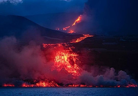 Llegada al mar de la primera colada del volcán Tajogaite, en La Palma, el 28 de septiembre de 2021.