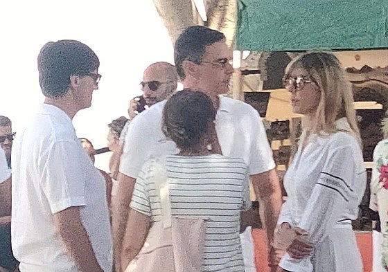 Sánchez, su esposa e Illa se pasearon por Haría.