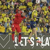 El delantero escocés McBurnie, en una acción del partido de la primera jornada.