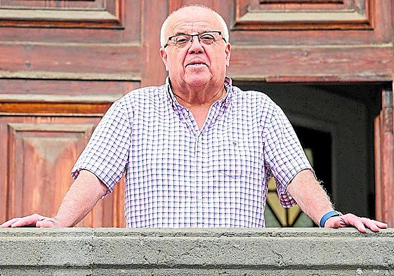 Norberto Rodríguez,en la entrada del Colegio Salesiano, entidad educativa en la que desarrolla su labor profesional .