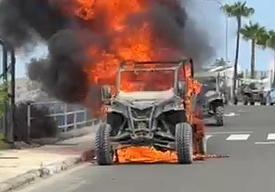 Imagen del vehículo en llamas en el municipio de Mogán.
