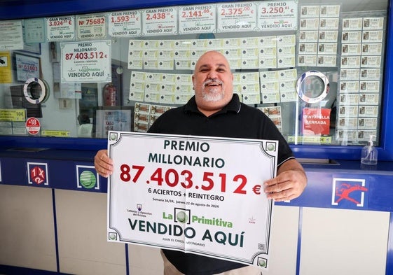 Guillermo Montoya, con el cartel del premio entregado por la administración que regenta en Vecindario.