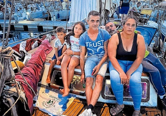 Parte de la familia en el barco.