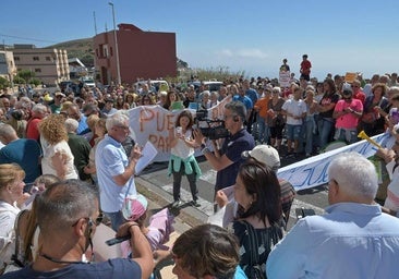 Unas 400 personas se manifiestan en El Hierro en contra del parque nacional marino